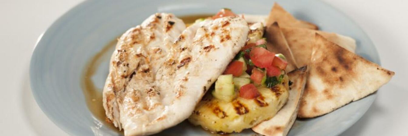 Шаверма с курицей на тарелке