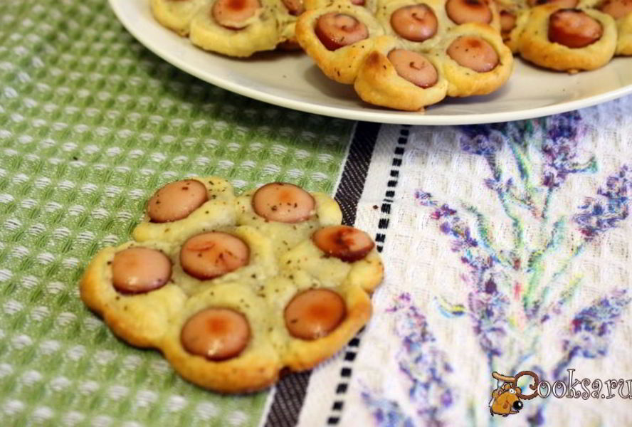 Сосиски в слоеном тесте Цветок