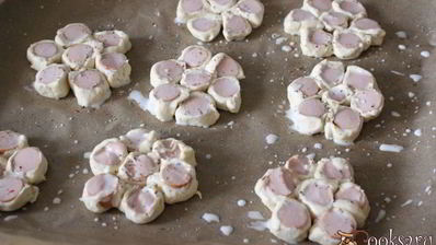 сосиски в слоеном тесте цветок