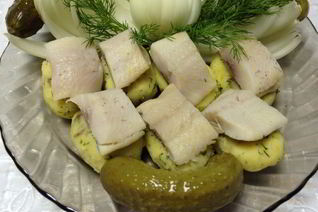 Суши из селедки и картофеля