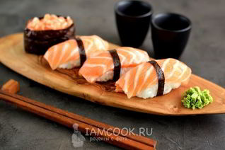 Суши нигири и гунканы с лососем