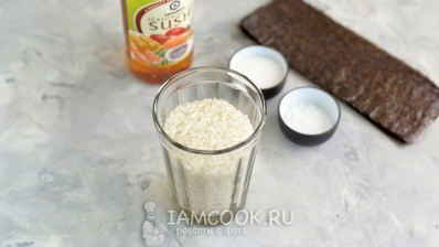 суши нигири и гунканы с лососем