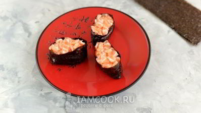 суши нигири и гунканы с лососем