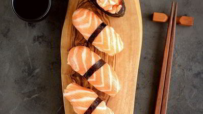 суши нигири и гунканы с лососем