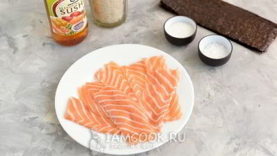 суши нигири и гунканы с лососем