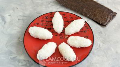 суши нигири и гунканы с лососем