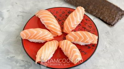 суши нигири и гунканы с лососем