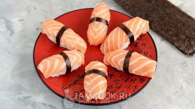 суши нигири и гунканы с лососем
