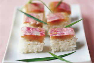 Суши со средиземноморской султанкой