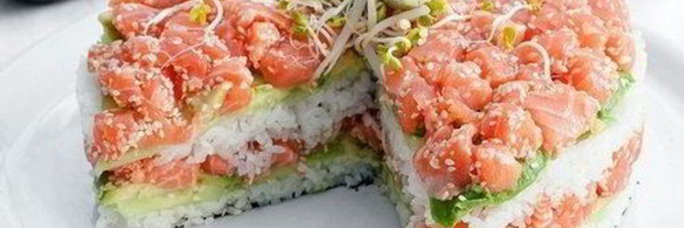 Суши-торт из огурца, лосося и авокадо