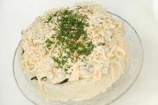 Суши-торт с кальмарами и огурцами