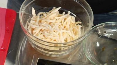 суши-торт с кальмарами и огурцами