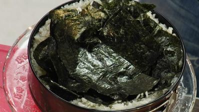 суши-торт с кальмарами и огурцами