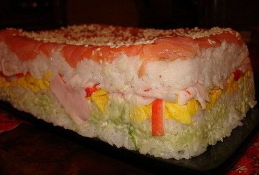 Суши-торт с креветками и авокадо