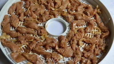вяленое куриное мясо в сушилке