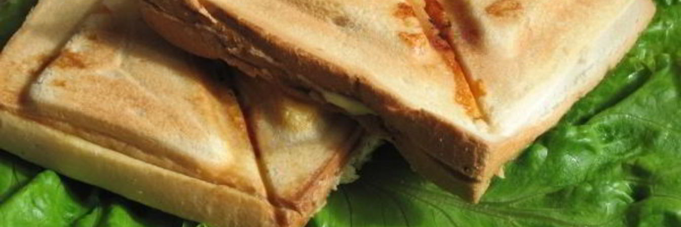 Горячие сэндвичи с колбасой, сыром и помидорами