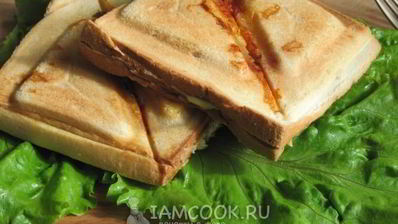 горячие сэндвичи с колбасой, сыром и помидорами