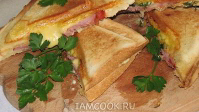 горячие сэндвичи с колбасой, сыром и помидорами