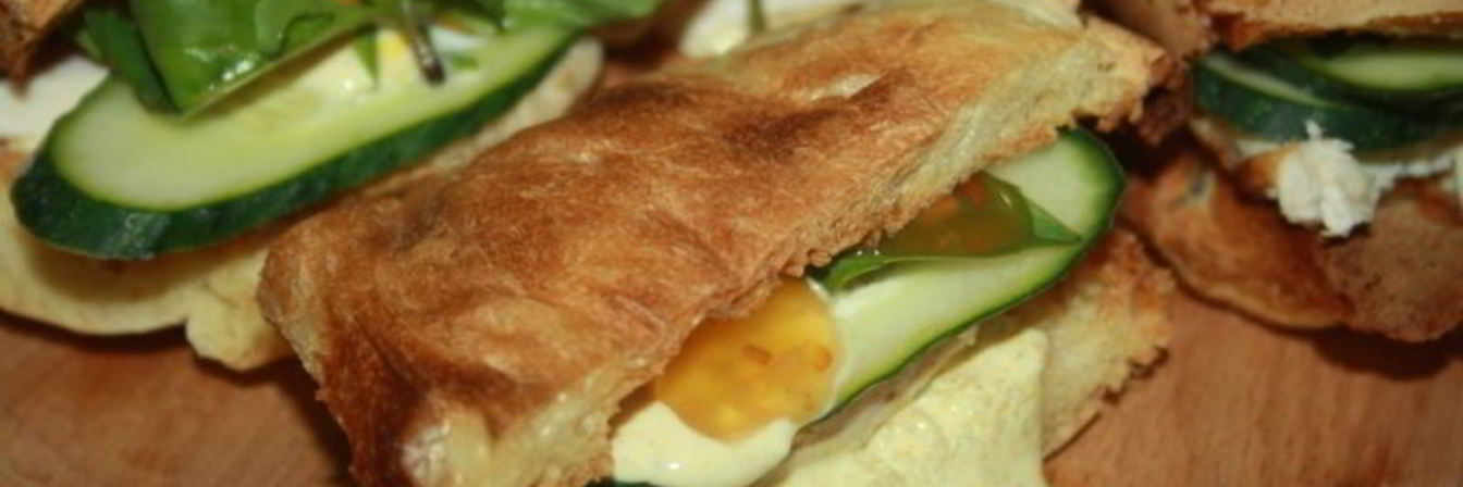 Хрустящие сэндвичи с запеченной куриной грудкой и пряным соусом с карри и кориандром