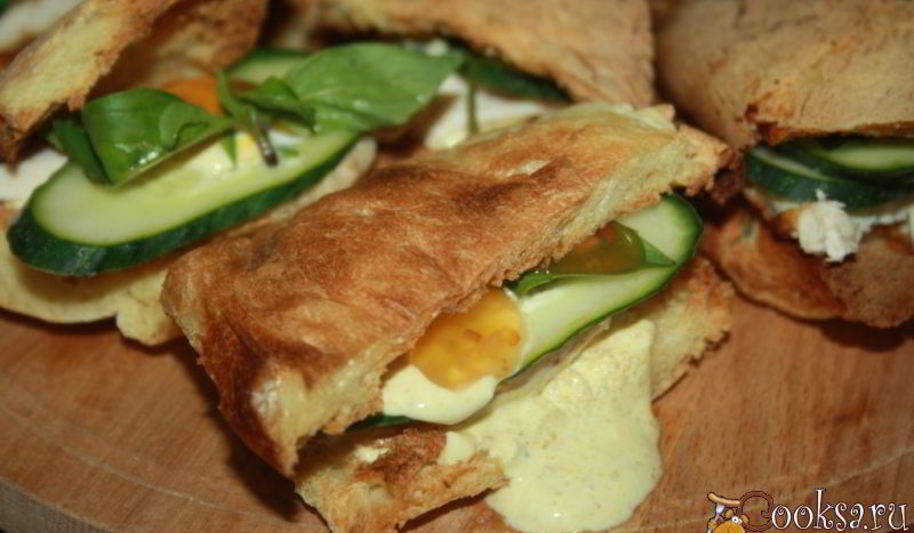 Рецепт хрустящих сэндвичей с запеченной куриной грудкой и пряным соусом с карри и кориандром