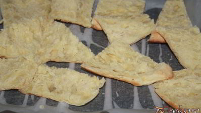 хрустящие сэндвичи с запеченной куриной грудкой и пряным соусом с карри и кориандром