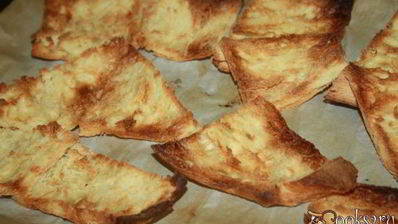 хрустящие сэндвичи с запеченной куриной грудкой и пряным соусом с карри и кориандром