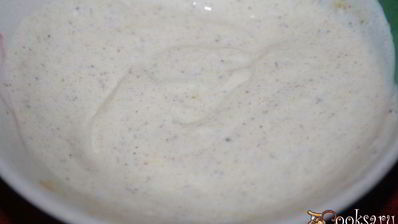 хрустящие сэндвичи с запеченной куриной грудкой и пряным соусом с карри и кориандром