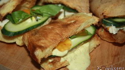 хрустящие сэндвичи с запеченной куриной грудкой и пряным соусом с карри и кориандром