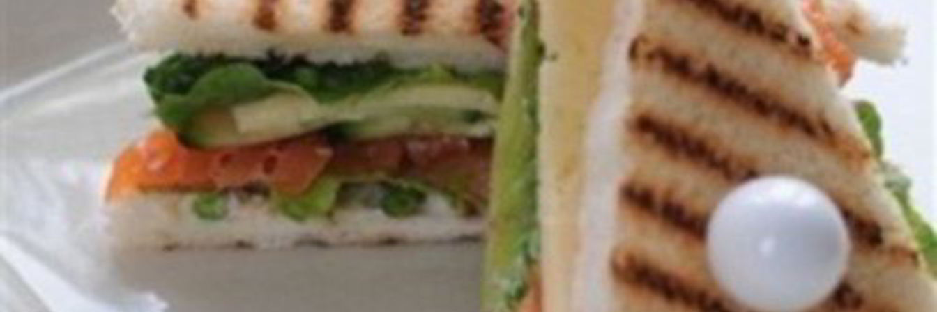 Клаб сэндвич с сыром, овощами и рыбой