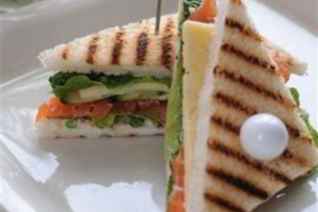 Клаб сэндвич с сыром, овощами и рыбой