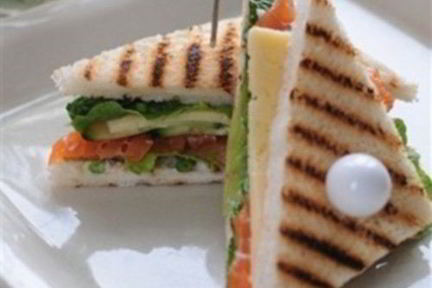 Клаб сэндвич с сыром, овощами и рыбой