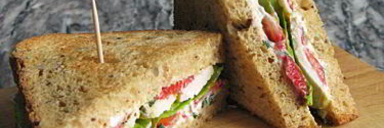 Клубничный сэндвич с курицей и мягким сыром