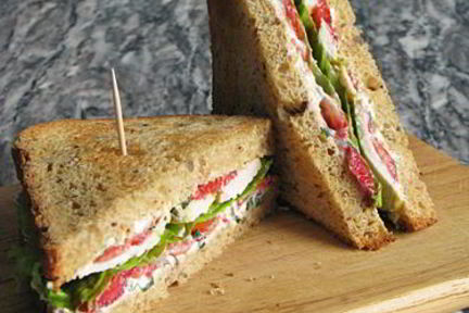 Клубничный сэндвич с курицей и мягким сыром