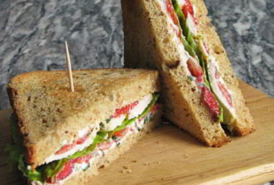 Клубничный сэндвич с курицей и мягким сыром