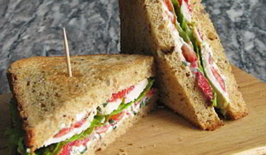 Рецепт клубничного сэндвича с курицей и мягким сыром