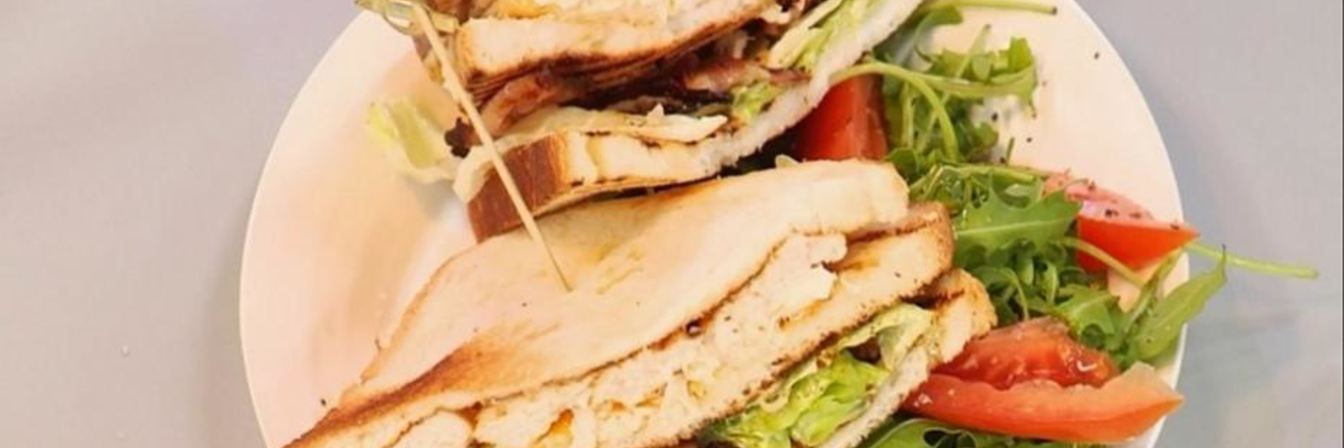 Клубный сэндвич с куриным филе, яйцом и беконом