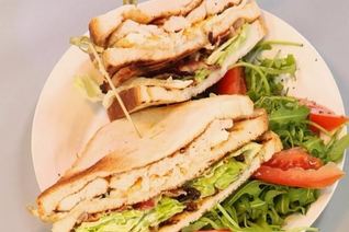 Клубный сэндвич с куриным филе, яйцом и беконом