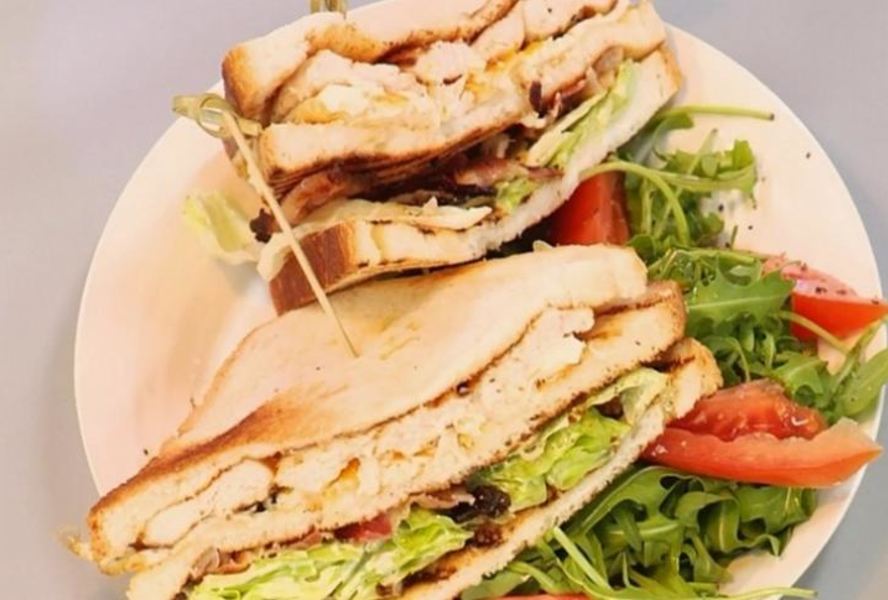 Клубный сэндвич с куриным филе, яйцом и беконом