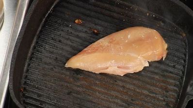 клубный сэндвич с куриным филе, яйцом и беконом