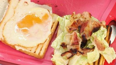 клубный сэндвич с куриным филе, яйцом и беконом