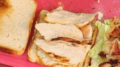 клубный сэндвич с куриным филе, яйцом и беконом