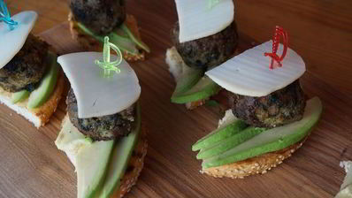 мини-сэндвичи с тефтелями