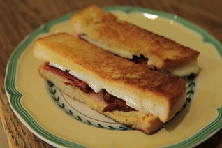 Мини-сэндвичи с ветчиной, вялеными помидорами и сыром