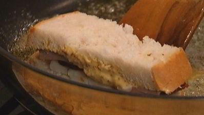 мини-сэндвичи с ветчиной, вялеными помидорами и сыром