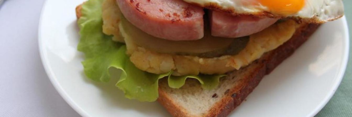 Открытый сэндвич с картофелем и ветчиной