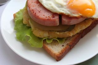 Открытый сэндвич с картофелем и ветчиной