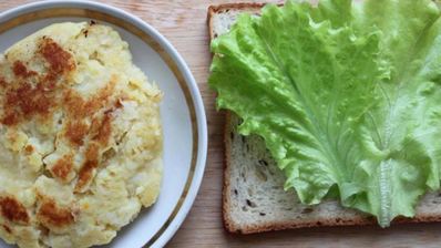 открытый сэндвич с картофелем и ветчиной