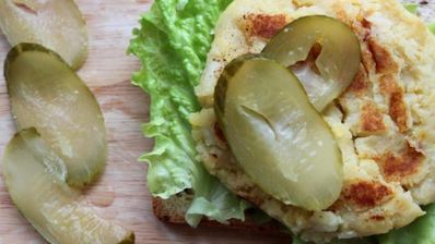 открытый сэндвич с картофелем и ветчиной