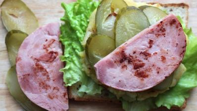 открытый сэндвич с картофелем и ветчиной