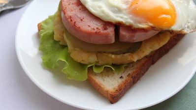 открытый сэндвич с картофелем и ветчиной